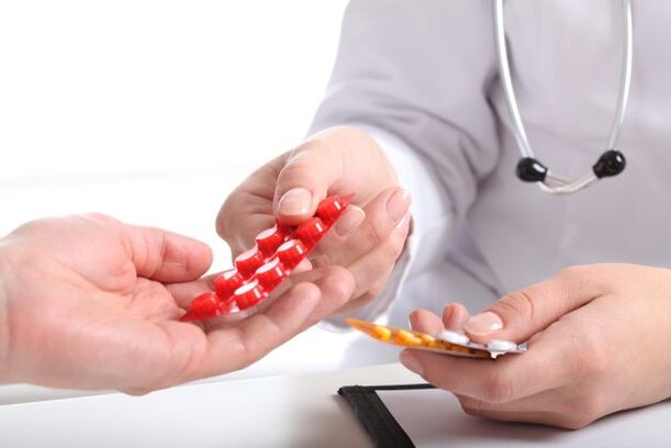 O médico dá pílulas para tratar a osteocondrose